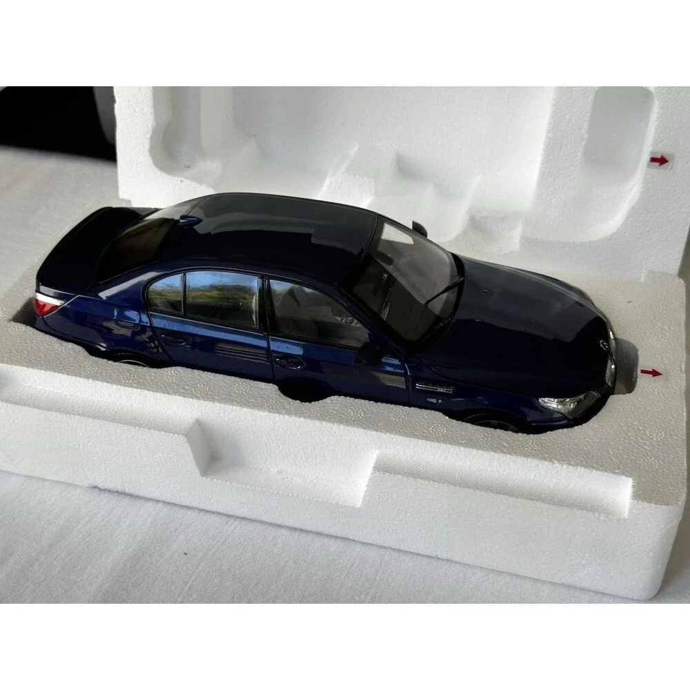 1:18 Kyosho BMW M5 E60 Dealer Edition ULTRA RARE/MINT with Box - See notes